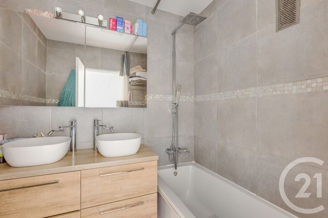 Appartement F3 à vendre - 3 pièces - 66.38 m2 - PARIS - 75015 - ILE-DE-FRANCE - Century 21 Charles Michels