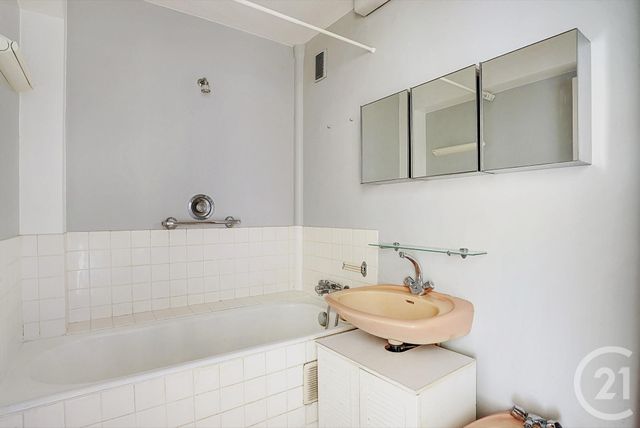 Afficher la photo en grand Appartement F3 à vendre - 3 pièces - 56.3 m2 - PARIS - 75015 - ILE-DE-FRANCE - Century 21 Charles Michels