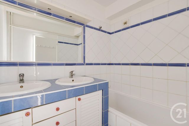 Afficher la photo en grand Appartement F3 à louer - 3 pièces - 80.47 m2 - PARIS - 75015 - ILE-DE-FRANCE - Century 21 Charles Michels